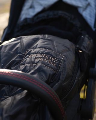 🪶🖤Prémiové péřové fusaky, rukávníky a doplňky z kolekce Vee Superfine jsou ztělesněním kvality, kterou si maminky...